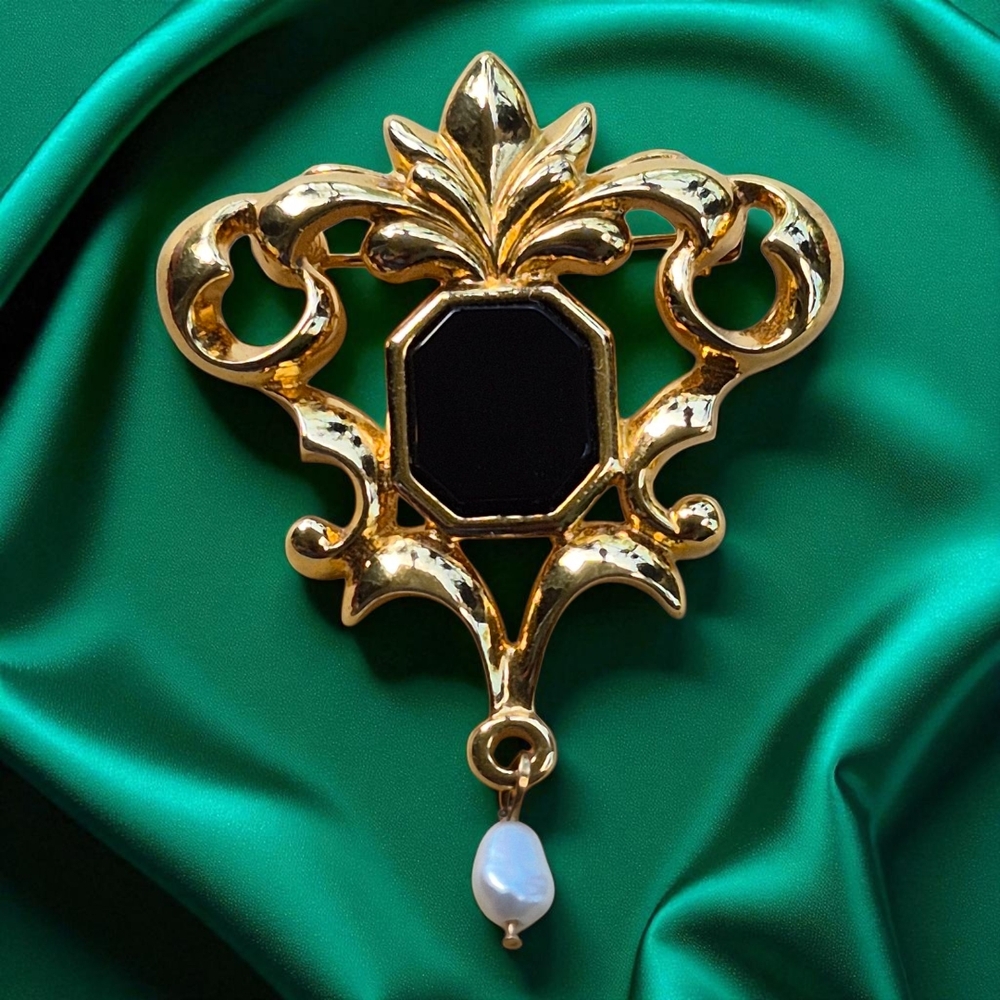 Vintage Avon Gold tone with  Black Stone Brooch with Freshwater Pearl Drop